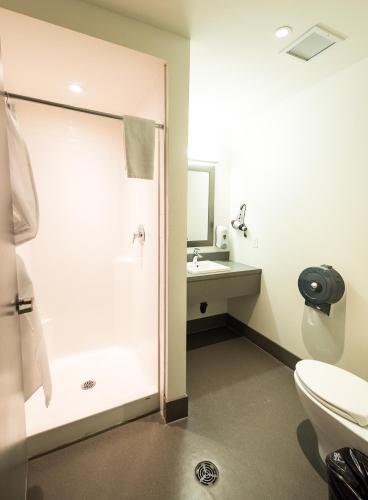 Ванная комната в HI Calgary City Centre - Hostel