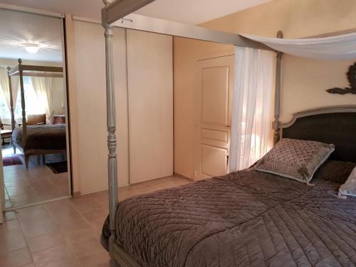 une chambre avec un lit à baldaquin dans l'établissement apartment Fontaine de l'Amour, à Sarlat-la-Canéda