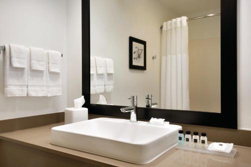Ванная комната в Country Inn & Suites by Radisson, Des Moines West, IA