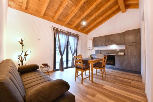 een woonkamer met een bank en een tafel bij Il Gelsomino in Ornavasso