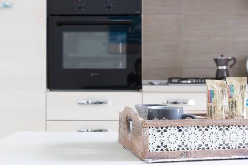 una cucina con forno a microonde e vassoio con tazze di io e te a Desenzano del Garda