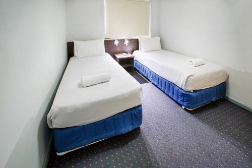 a room with two beds in a room at Hunts Hotel Liverpool in Liverpool