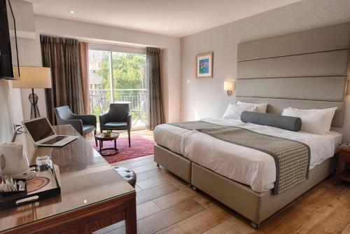Postel nebo postele na pokoji v ubytování Astoria Galilee Hotel