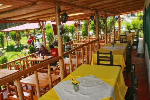 Naturaleza Muisca tesisinde bir restoran veya yemek mekanı