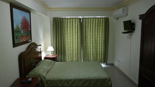 Tempat tidur dalam kamar di Aparta Hotel Caribe Paraiso