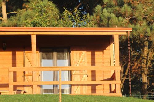 a wooden cabin with a window on the side of it at Quintinha da Charneca in Alfeizerão