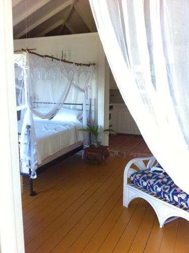 En eller flere senge i et værelse på Treehouse Cottage