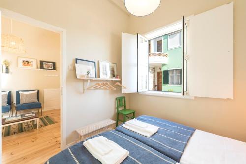 a bedroom with a bed and a window at Porto D'Ouro Apartment in Porto