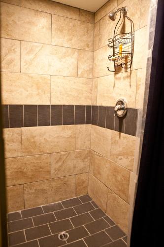 a bathroom with a shower with a tiled shower at Nomads Hotel in San Clemente