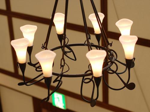 a chandelier with white lights in a room at Chez-soi Wakamiya in Gujo