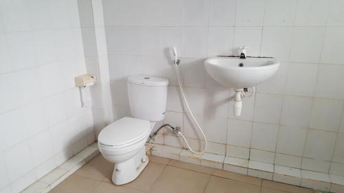 y baño con aseo y lavamanos. en Spear Villa, en Bumbang