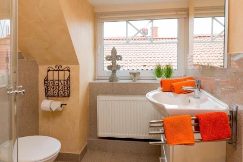 シャルボイツにあるAltes Strandhus Casa Meeresrauschenのバスルーム(洗面台、トイレ付)、窓が備わります。