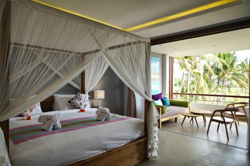 Un dormitorio con una cama con ositos de peluche. en RC ubud villa en Ubud