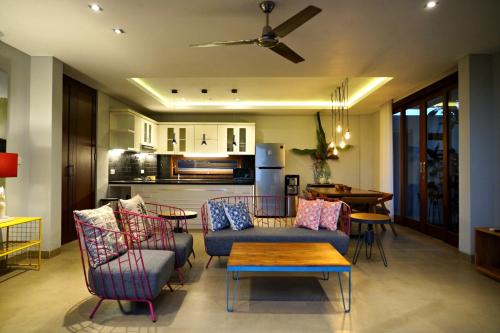 sala de estar con sofá, sillas y mesa en RC ubud villa en Ubud