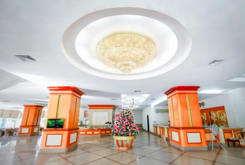 a large lobby with a christmas tree on the ceiling at NGAN HA HOTEL in Ðại Tiêt