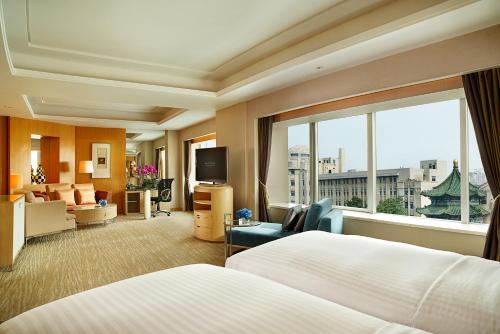 Postel nebo postele na pokoji v ubytování Sofitel Xi'an On Renmin Square