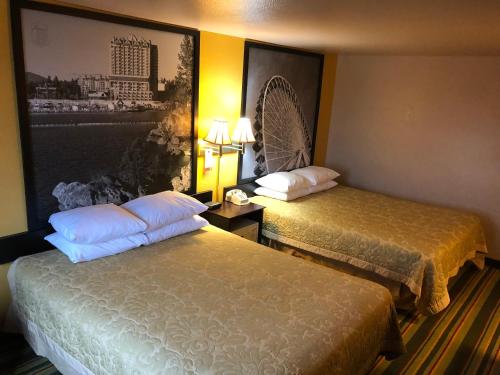 Un pat sau paturi într-o cameră la Super 8 by Wyndham Coeur d'Alene