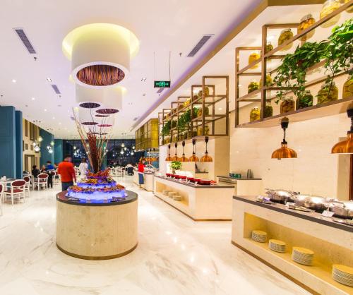a restaurant with a large fountain in the middle of a room at Radisson Blu Hotel Liuzhou in Liuzhou