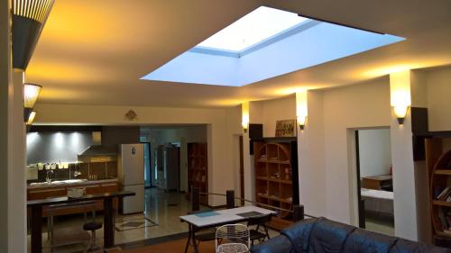 a living room with a ceiling with a skylight at Bambou & Olivier Chambres in Roubaix