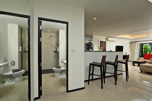 Bilik mandi di Thaimond Residence by TropicLook Walkable distance to Naiharn beach