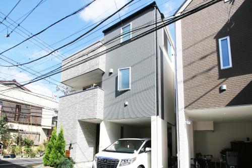 a white car parked in front of a house at Uhome Ikebukuro Villa 2 in Tokyo