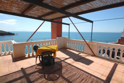 a balcony with a table and a view of the ocean at Hotel Baia Del Sorriso in Castiglioncello