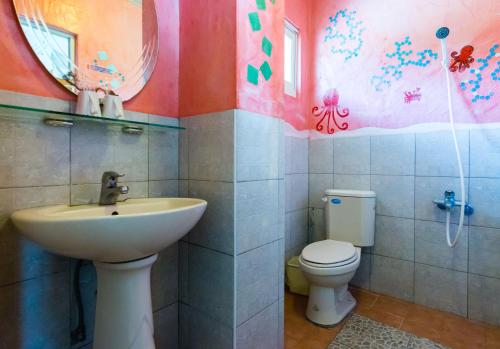 a bathroom with a sink and a toilet at Pasa in Fushan