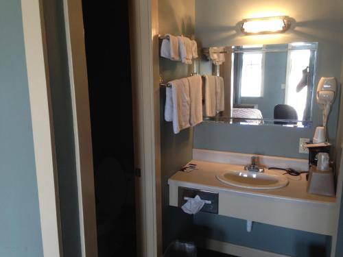 De Leon的住宿－德萊昂汽車旅館，一间带水槽和镜子的浴室