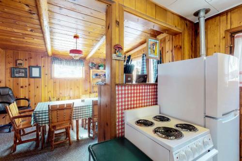 Naughty Pine Cabin – Photos 3