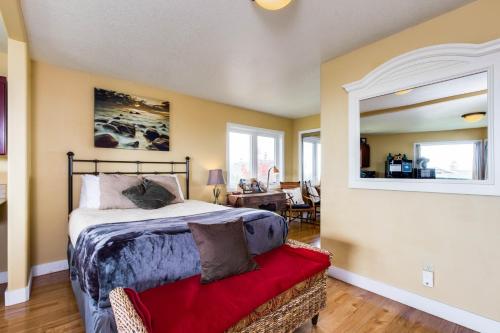 un dormitorio con una cama y un espejo en Romantic Views 4 Miles, en Pacific City