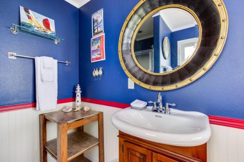 un baño con lavabo y espejo en Romantic Views 4 Miles, en Pacific City