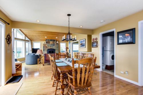 Un comedor y una sala de estar con mesa y sillas. en Romantic Views 4 Miles, en Pacific City