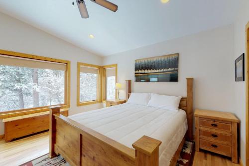 um quarto com uma cama grande e uma janela em Chipmunk Cabin em Green Mountain Falls