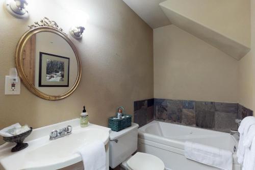 een badkamer met een wastafel, een bad en een toilet bij Harstine Island Beach House in Arcadia