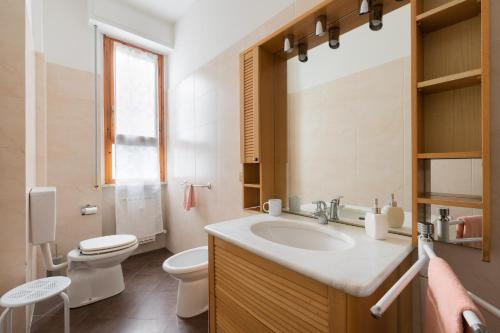 フィレンツェにあるCareggi Homeのバスルーム(洗面台、トイレ付)、窓が備わります。