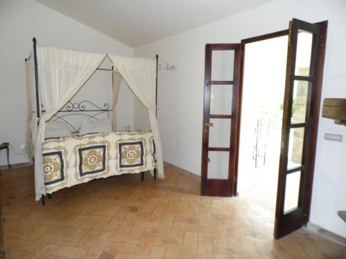 - une chambre avec un lit à baldaquin dans l'établissement Casetta sul Lago, à Bolsena