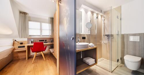 W łazience znajduje się umywalka, toaleta i prysznic. w obiekcie Landhotel Wilder Mann w mieście Eggingen