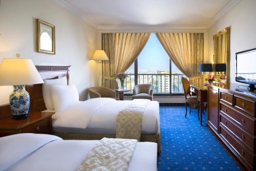 Un pat sau paturi într-o cameră la Regency Palace Amman