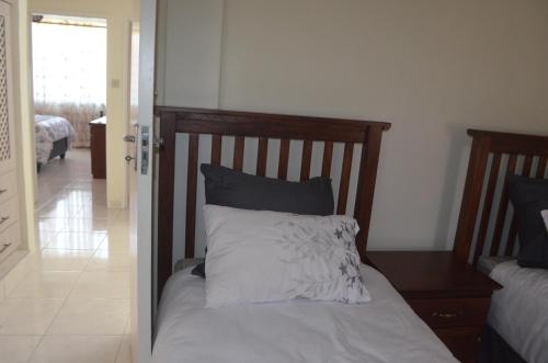 Una cama o camas en una habitación de MYSECONDHOME