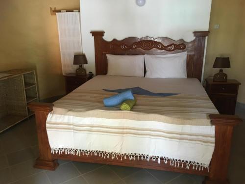מיטה או מיטות בחדר ב-Mango Lodge Gambia