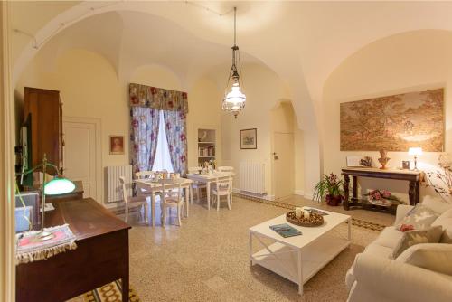 sala de estar con sofá y mesa en Casa Riccardi en Putignano