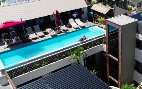 una vista aérea de una piscina en la parte superior de un edificio en Pereybere Hotel & Spa en Grand Baie