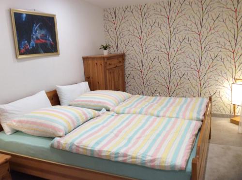 En eller flere senge i et værelse på Ferienhaus Prieros