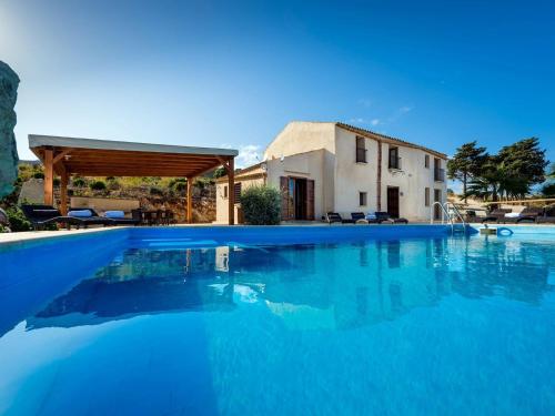 une grande piscine en face d'une maison dans l'établissement Belvilla by OYO Villa Le Muse, à Scopello