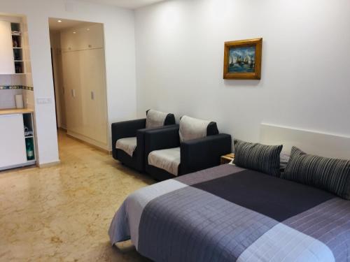 Habitación de hotel con cama y sofá en Magical Sea View Studios, en Torremolinos