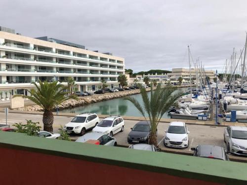 un estacionamiento con coches estacionados en un puerto deportivo en Apartamento Playa La Muralla, en El Puerto de Santa María
