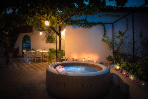 een jacuzzi in een achtertuin 's nachts bij Villa Agia Paraskevi in Ialyssos