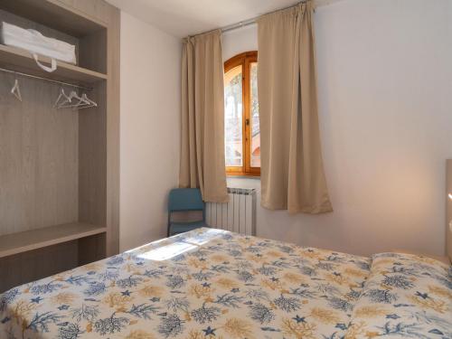 a bedroom with a bed and a window at Bungalow in Po Delta Park with Beach Access in Lido di Spina