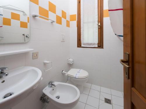 Een badkamer bij Spacious bungalow with two bathrooms on the Adriatic coast