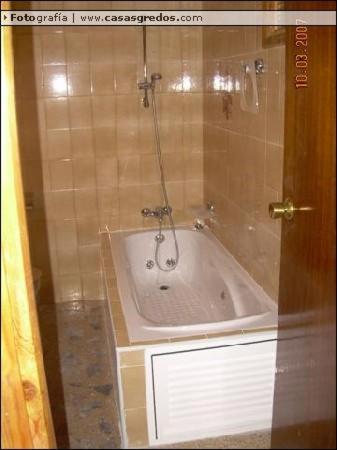 Solana de ávila的住宿－Casa Rural El Nido，带浴缸和淋浴的浴室